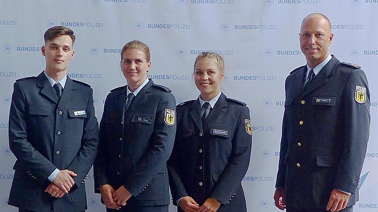 Von Oerlenbach gehen die neuen Polizeimeister und -innen nun an ihre Einsatzorte. Die Kursbesten (von links) Andrelle Gfrerer, Stefanie Weber und Jennifer Jasmin Schimmel wurden von Polizeioberrat Jens Hering, Leiter des Ausbildungszentrums, ausge...