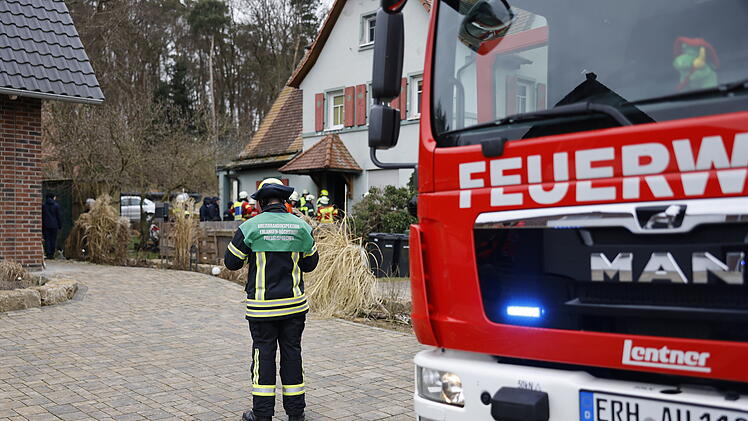 Feuer im Erdgeschoss ausgebrochen: Nachbar rettet Bewohner mit der eigenen Leiter aus dem Brandhaus