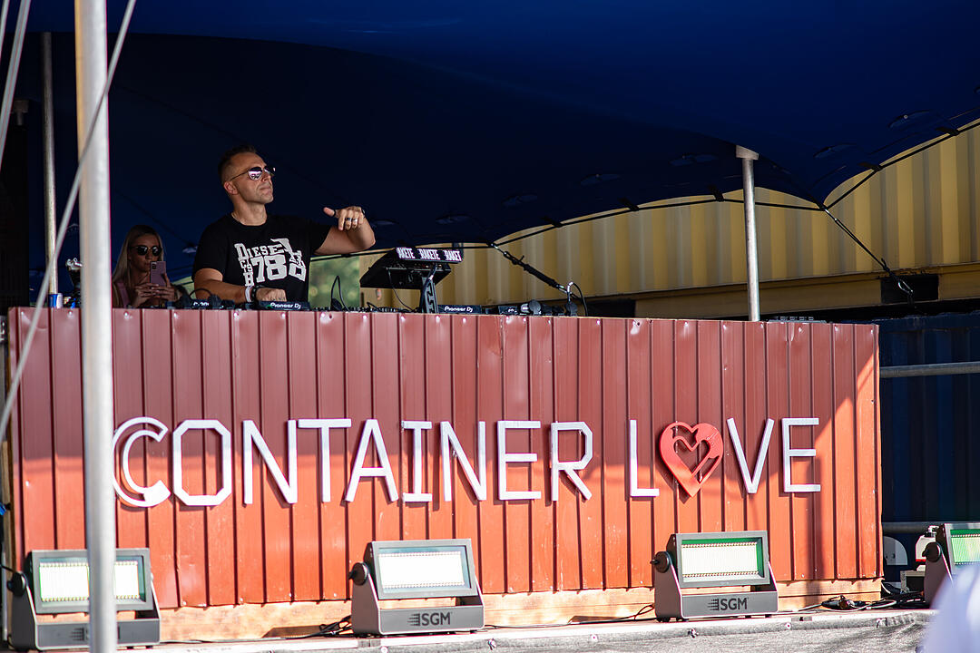 Techno-Musik direkt am Hafenbecken zwischen Kränen und Containern!