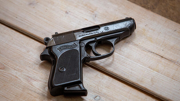 Bayreuth: Jugendliche erschrecken Seniorin mit "Pistole" - Polizei r&uuml;ckt an