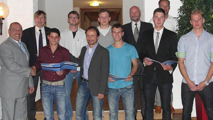 Sechs Maler und Lackierer erhielten bei der Freisprechungsfeier in Kitzingen ihren Gesellenbrief. Es gratulieren Innungsobermeister Manfred Hergert, Kreishandwerksmeister Michael Bissert, Klaus Schulz und  Wolfgang Einhellinger von der Berufsschule und Prüfungsvorsitzender Thorsten Wahner. Fotos: es