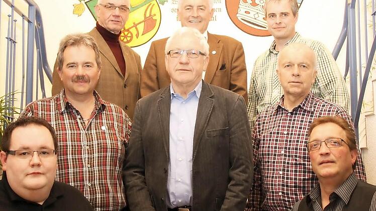 Gauehrennadeln erhielten (von hinten, von links): Karlheinz Franz, Armin Stolz, Holger Augsburg, Winfried Reinhart, Alfred Meder, Alfred Fischer, Sven Hochwimmer und Frank Arheidt.