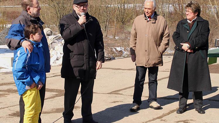 Prof. Gunter Adams mit dem Jugendlichen Ben, Bürgermeister Robert Herrmann, Stadtrat Franz Geuß und 2. Bürgermeisterin Gabi Rögner bei der Eröffnung des Winterfestes.