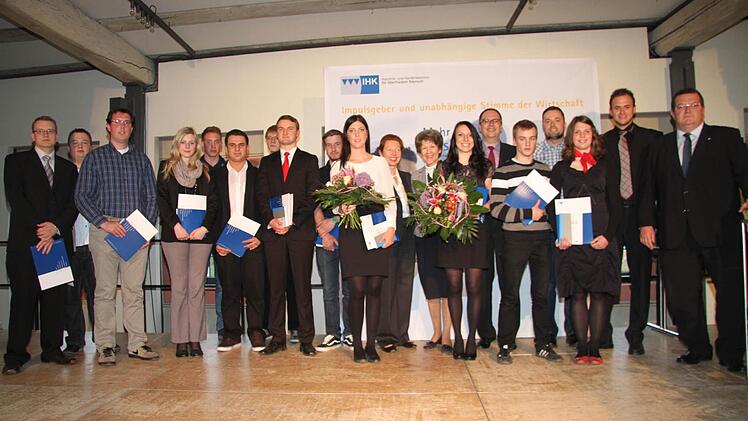 Die jungen Leute, die ihre Prüfung mit einer 1 vor dem Komma abgeschlossen haben. Mit auf dem Bild sind Landrat Christian Meißner (Sechster von rechts), IHK-Vizepräsident Wilhelm Wasikowski (rechts) und Bürgermeisterin Bianca Fischer (Achte von rechts).