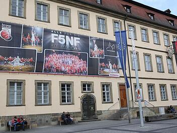 Ein riesiges Plakat am Rathaus Maxplatz zeigt es allen: Bamberg will zum f&uuml;nften Mal die Deutsche Basketballmeisterschaft an die Regnitz holen. Foto: Harald Rieger