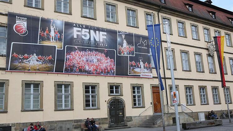 Ein riesiges Plakat am Rathaus Maxplatz zeigt es allen: Bamberg will zum f&uuml;nften Mal die Deutsche Basketballmeisterschaft an die Regnitz holen. Foto: Harald Rieger