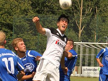 Torjäger Peter Heyer (weißes Trikot) will dazu beitragen, dass der FC Sand in Stegaurach den dritten Sieg in seinem dritten Saisonspiel einfährt.