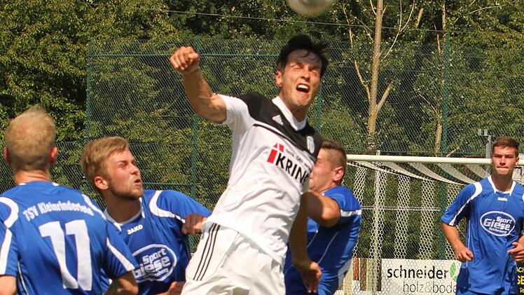 Torjäger Peter Heyer (weißes Trikot) will dazu beitragen, dass der FC Sand in Stegaurach den dritten Sieg in seinem dritten Saisonspiel einfährt.