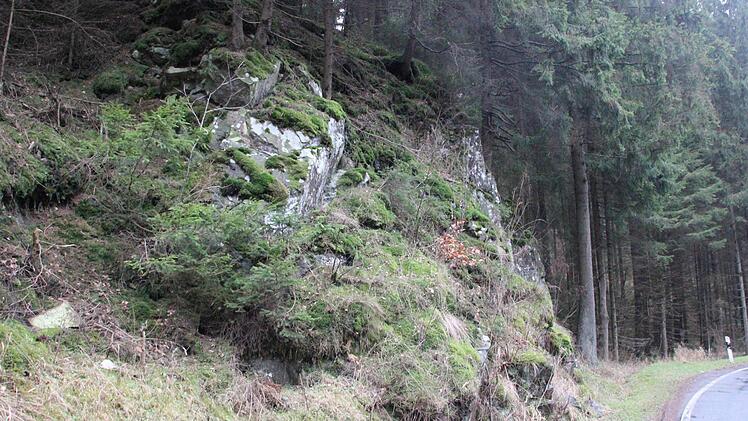 Dieser massive Felsbrocken ist im Weg.  Foto: Friedwald Schedel