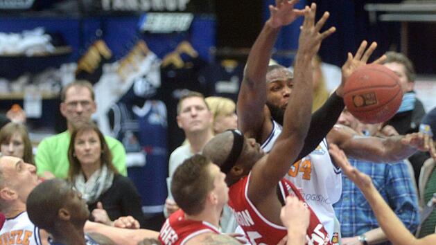 Viel "Verkehr" unterm Korb: Der Bamberger Dawan Robinson wird von Devin Searcy (hinten) gefoult und verliert den Ball. Von links beobachten Sven Schultze, Lorenzo Williams (beide Bremerhaven) und Daniel Theis die Aktion. Foto: Wolfhard Scheer