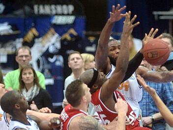 Viel "Verkehr" unterm Korb: Der Bamberger Dawan Robinson wird von Devin Searcy (hinten) gefoult und verliert den Ball. Von links beobachten Sven Schultze, Lorenzo Williams (beide Bremerhaven) und Daniel Theis die Aktion. Foto: Wolfhard Scheer