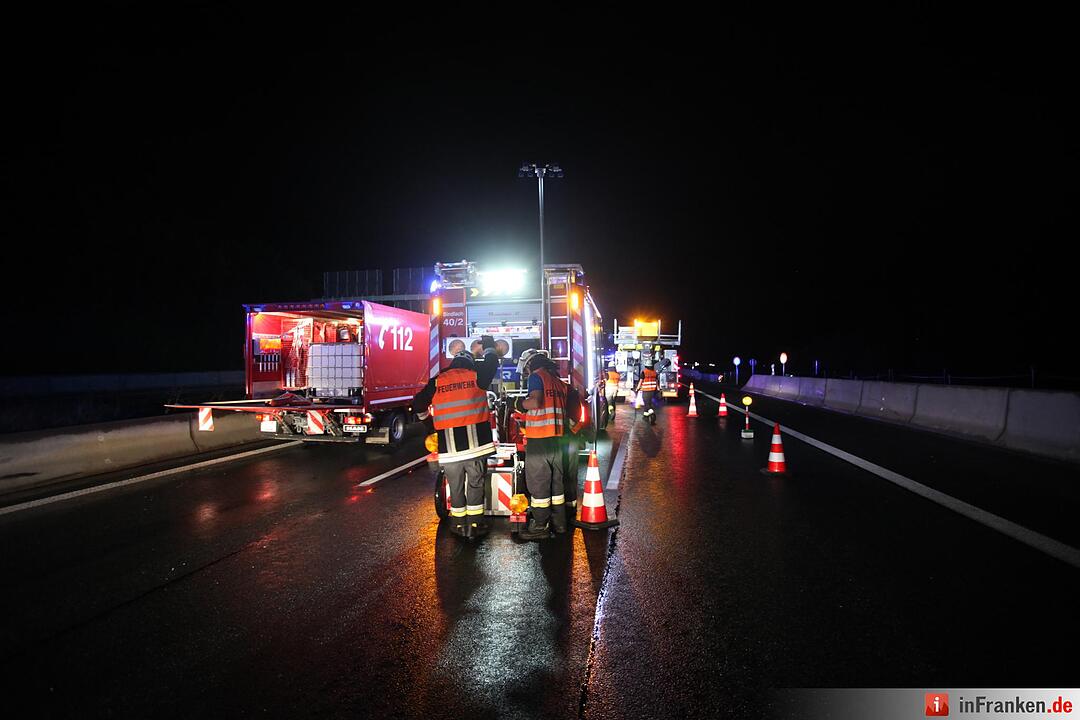 Sattelzug kracht auf der A9 in Beton-Leitplanke