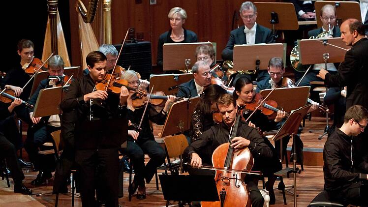Das Aramis-Trio und das Philharmonisches Orchester des Landestheaters gestalteten gemeinsam die Erstaufführung von Emanuel Moórs Tripelkonzert. Foto: Jochen Berger