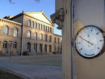Eiskalt erwischt: -11 Grad Celsius zeigte die Wetter Säule am Coburger Schlossplatz am frühen Morgen am Sonntag.Foto: Jochen Berger
