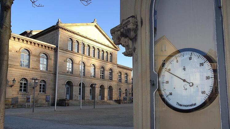 Eiskalt erwischt: -11 Grad Celsius zeigte die Wetter Säule am Coburger Schlossplatz am frühen Morgen am Sonntag.Foto: Jochen Berger
