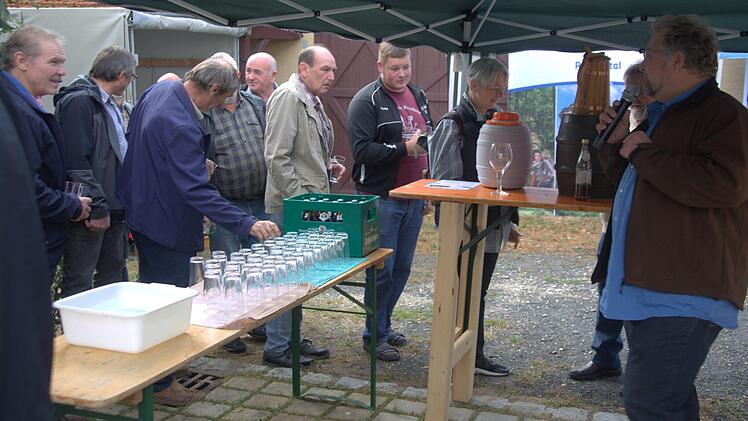 Auf reges Interesse stieß die Verkostung von fünf Bieren aus dem Rodachtal, die Biersommelier Markus Raupach (vorn) auf Einladung der Initiative Rodachtal am Samstag beim Brauhausfest in Unterelldorf anbot.  Foto: Bettina Knauth