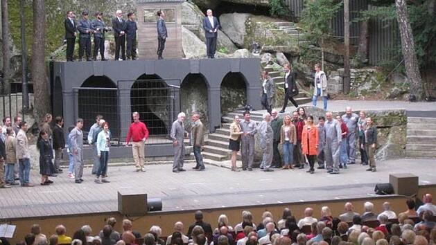 Szene kurz vor Schluss. Die moderne Kost&uuml;mierung hat nicht allen Besuchern gefallen.  Foto: Werner Eberth