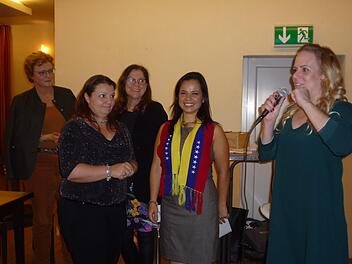 Fröhliche Gesichter nach der gelungenen Versteigerung ( v. l.): Ehrengast Monika Hohlmeier, Tanja Herbert-Nebe, Mary Drews, Karla Zintl und Moderatorin Stefanie Schmidts. Foto: Elisabeth Görner