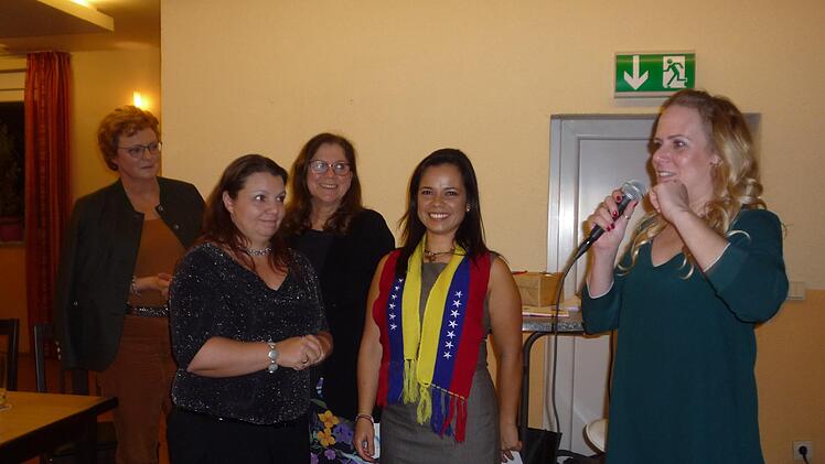 Fröhliche Gesichter nach der gelungenen Versteigerung ( v. l.): Ehrengast Monika Hohlmeier, Tanja Herbert-Nebe, Mary Drews, Karla Zintl und Moderatorin Stefanie Schmidts. Foto: Elisabeth Görner