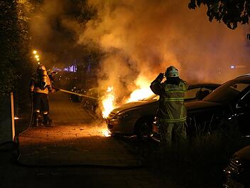 Feuerwehreinsatz in Regnitzlosau: Auto in Brand gesetzt - Flammen greifen auf Anwesen über