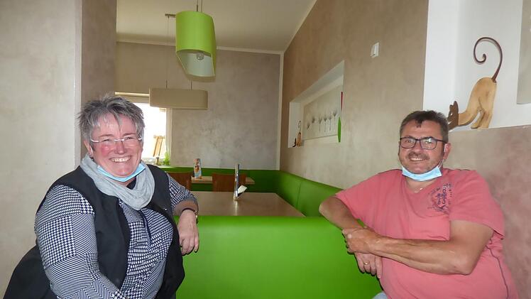 Elke und Rainer Wendel sind trotz fast leerem Gastraum des Soccerparks in Regenthal guter Laune. Den "existenzgefährdenden" Umsatzausfall lassen sie sich nicht anmerken.
