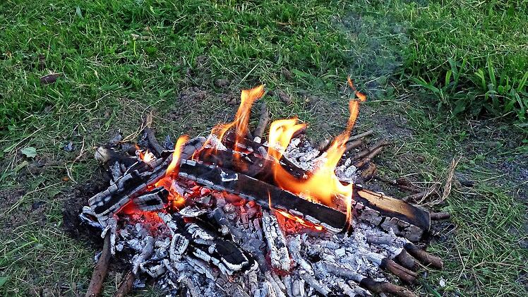 Ein Lagerfeuer im Wald kann schnell zu einem Flächenbrand werden.