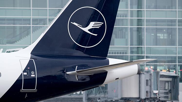 Lufthansa-Jet steht in München am Boden.