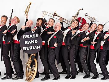 Die &bdquo;Brass Band Berlin&ldquo; kommt mit Quietsche-Ente, Trillerpfeife, Strumpfband und vornehm im Frack nach Ha&szlig;furt.