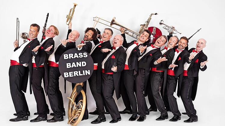 Die &bdquo;Brass Band Berlin&ldquo; kommt mit Quietsche-Ente, Trillerpfeife, Strumpfband und vornehm im Frack nach Ha&szlig;furt.