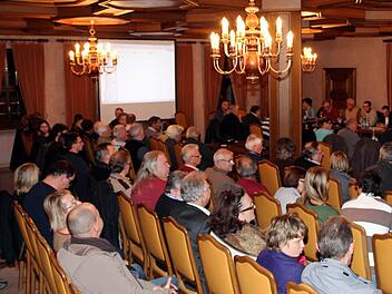 Historische Entscheidung im geschichtsträchtigen Schelfenhaus: Vor etwa 100 Zuhörern sprach sich der Volkacher Stadtrat am Montag für den Bau einer Umgehung in städtischer Sonderbaulast aus.