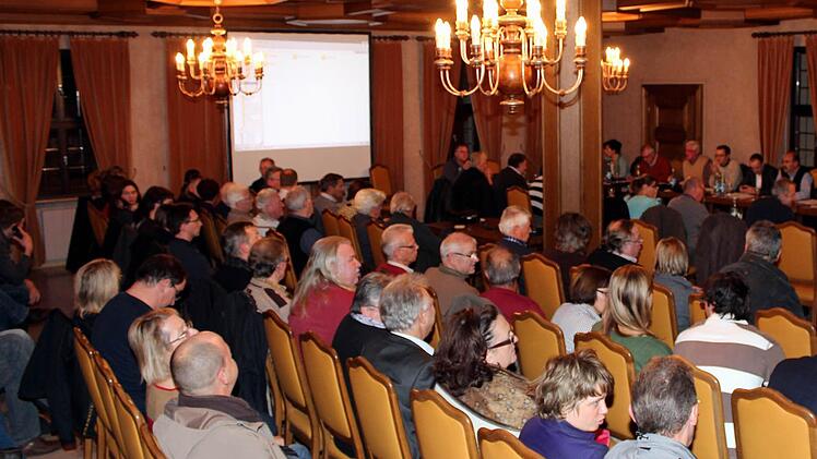 Historische Entscheidung im geschichtsträchtigen Schelfenhaus: Vor etwa 100 Zuhörern sprach sich der Volkacher Stadtrat am Montag für den Bau einer Umgehung in städtischer Sonderbaulast aus.