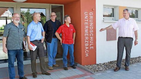 Die Schule ist endlich soweit fertig. Auch die Schrift ist mittlerweile angebracht. Darüber freute sich der Bauausschuss besonders im Hinblick auf die Einweihung am 21. Juni. Foto: Becht