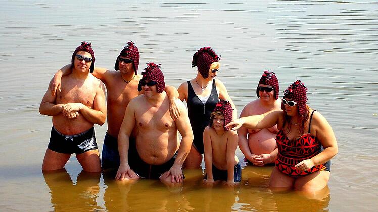 Die Haßberger Walrosse - am Sander Baggersee - sind gut drauf (von links): Christoph Mateusiak, Zbigniew Koziej, Richie Zdrojek, Gabriela Mateusiak, Fabian Fella, Wieland Bernhardt und Anette Zdrojek.