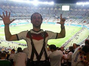 Frank Ortloff hält im Stadion fest, dass Deutschland die Brasilianer mit sieben Toren geschlagen hat.  Fotos: Ortloff