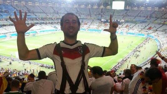 Frank Ortloff hält im Stadion fest, dass Deutschland die Brasilianer mit sieben Toren geschlagen hat.  Fotos: Ortloff