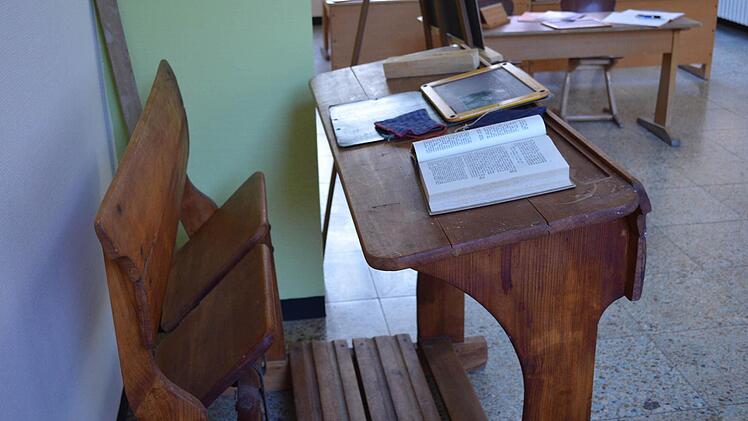 Eine ausgestellte Schulbank aus früheren Zeiten