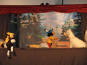 Yakari kann mit Tieren sprechen; hier spricht er mit dem weißen Bären Schneeball, den der Jäger wegen dessen Fell erlegen will.  Fotos: Gerda Völk