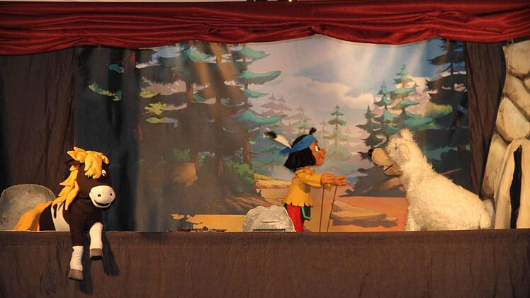 Yakari kann mit Tieren sprechen; hier spricht er mit dem weißen Bären Schneeball, den der Jäger wegen dessen Fell erlegen will.  Fotos: Gerda Völk