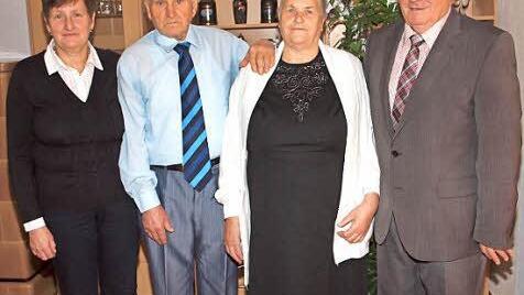Das Jubelpaar und die Tochter Olga (l.) freuten sich über den Besuch des Dritten Bürgermeisters Winfried Weinbeer (r.), der zur Diamanthochzeit gratulierte. Foto: Alfred Thieret