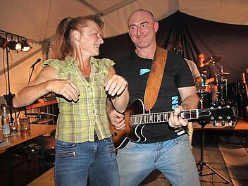 Die Orange Shakers begeisterten beim Sommernachtsfest des Burgkunstadter Kleinkunstvereins Tecnet Obermain 200 Besucher. Gitarrist Stefan Kratovil spielte ein hei&szlig;es Solo und der weibliche Fan Sabine Schorr tanzte dazu.  Foto: Stephan St&ouml;ckel