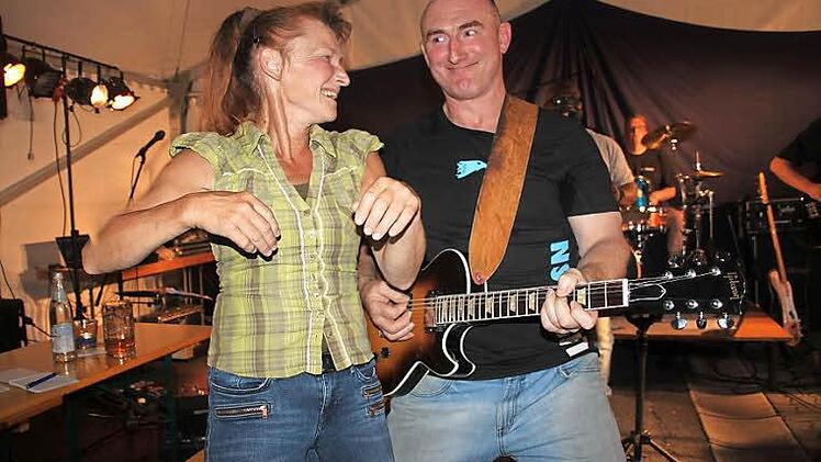 Die Orange Shakers begeisterten beim Sommernachtsfest des Burgkunstadter Kleinkunstvereins Tecnet Obermain 200 Besucher. Gitarrist Stefan Kratovil spielte ein hei&szlig;es Solo und der weibliche Fan Sabine Schorr tanzte dazu.  Foto: Stephan St&ouml;ckel