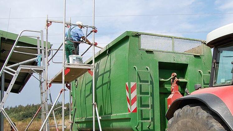 Mitgesellschafter Manfred Hofmann nimmt aus jeder Ladung eine Probe zur späteren Ermittlung des Trockenmassegehalts. Foto: Sigismund von Dobschütz