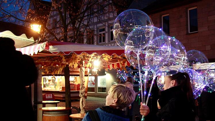 Das ist für manche die schönste Zeit auf der Martini-Kerwa: Zur Dämmerung, wenn es ein wenig kälter wird.  Fotos: Richard Sänger