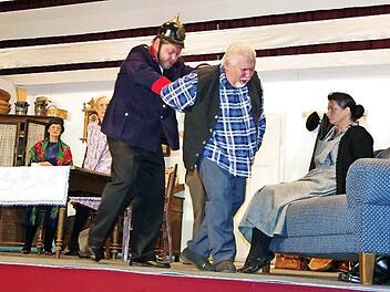 Mit dem Dreiakter "A Leich im Gattn" von Hans Schrepfer gelang der Theatergruppe Steinberg ein echter Knaller. Es gibt noch Karten für die Aufführungen am kommenden Wochenende.  Foto: Heike Schülein