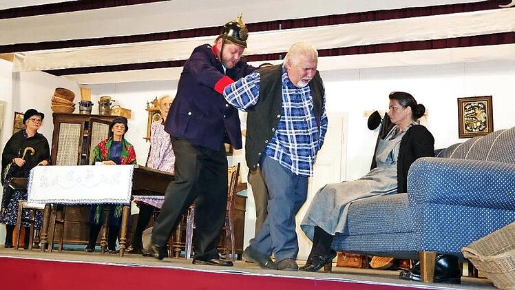 Mit dem Dreiakter "A Leich im Gattn" von Hans Schrepfer gelang der Theatergruppe Steinberg ein echter Knaller. Es gibt noch Karten für die Aufführungen am kommenden Wochenende.  Foto: Heike Schülein