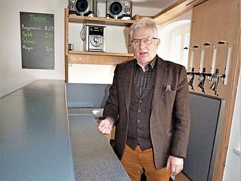 Die Bar wurde in vielen Stunden von ehrenamtlichen Helfern gebaut. Dafür ist Bürgermeister Günther Hüpbner sehr dankbar. Foto: Werner Reißaus