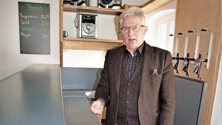 Die Bar wurde in vielen Stunden von ehrenamtlichen Helfern gebaut. Dafür ist Bürgermeister Günther Hüpbner sehr dankbar. Foto: Werner Reißaus