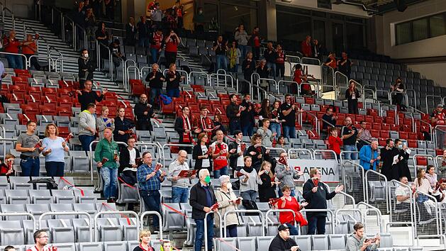Bis zu vier Personen durften maximal nebeneinander sitzen. Nicht freigegebene Sitzschalen wurden abgeklebt.Daniel L&ouml;b