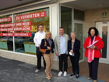 Christian Benker vom BRK, Maria Hörtreiter, Oliver Noll, Ursula Braun und Margit Schmaus freuen sich über diese Win-Win-Situation. Foto: Klaus Werner