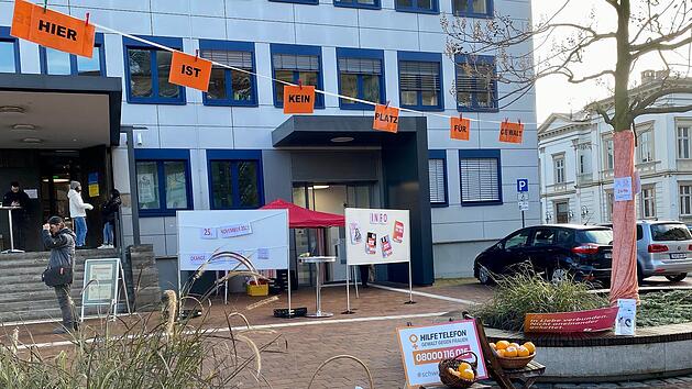 Stadt/Landkreis Bamberg: Infostand kl&auml;rte &uuml;ber Gewalt gegen Frauen auf - Hilfetelefon l&auml;dt zum Zeichensetzen ein